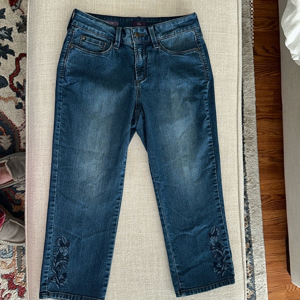 NYDJ Capri Jeans “Karen” with embroidered floral detail at the bottom. Size 4